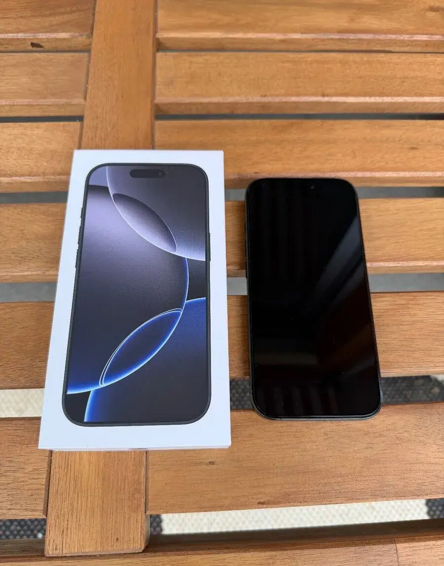 - Apple iPhone 16 Pro / 128GB / Černý titan / záruka