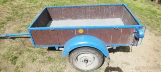 Přívěs za osobní auto na velkých kolech