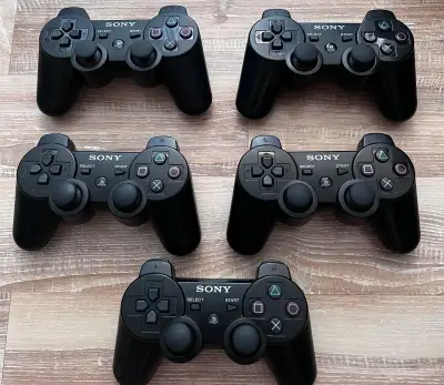 Originální Sony DualShock 3 a Sixasis ovladače pro PS3
