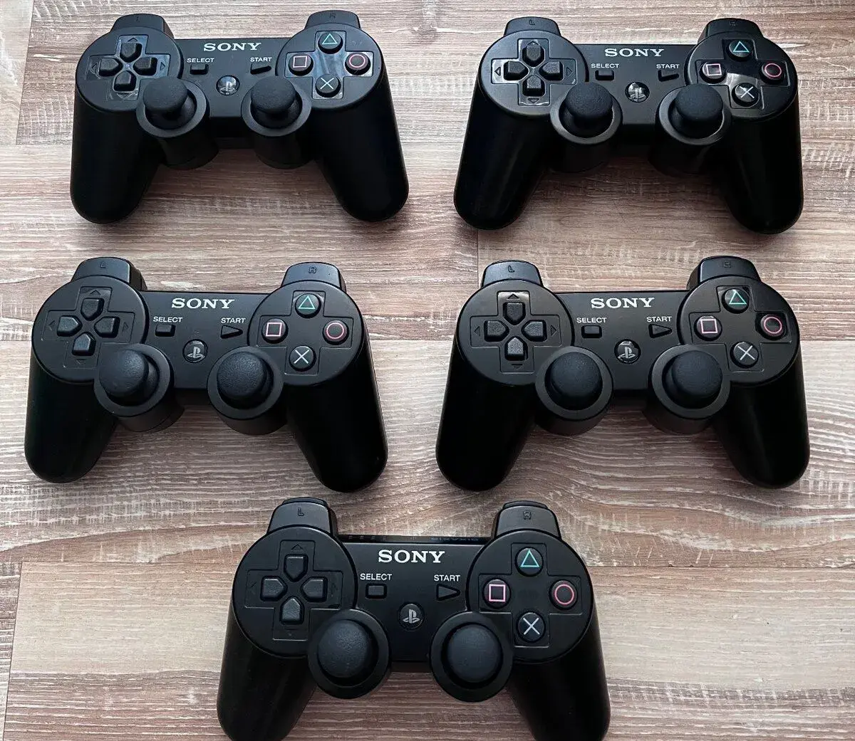 Originální Sony DualShock 3 a Sixasis ovladače pro PS3