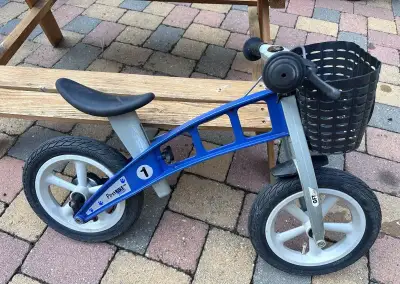 First Bike v modré barvě - zadní brzda a košík
