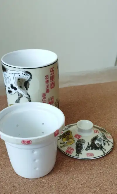 porcelánový hrnek na přípravu sypaného čaje