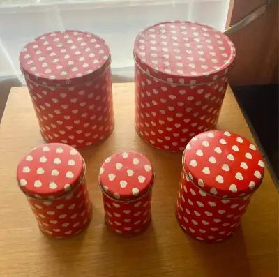 Sada retro plechovek se srdíčky, různé velikosti