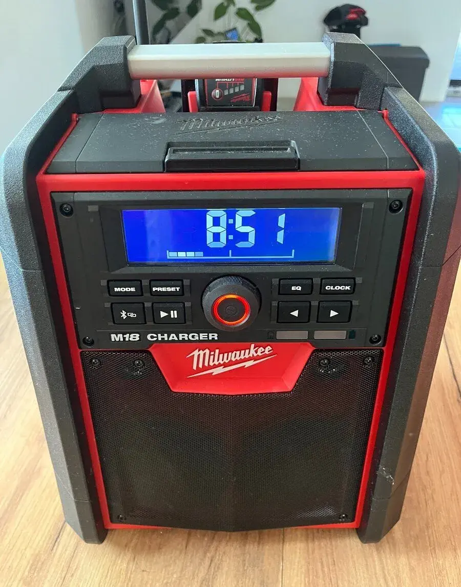 Stavební rádio s nabíječkou a baterkou - Milwaukee M18 RC