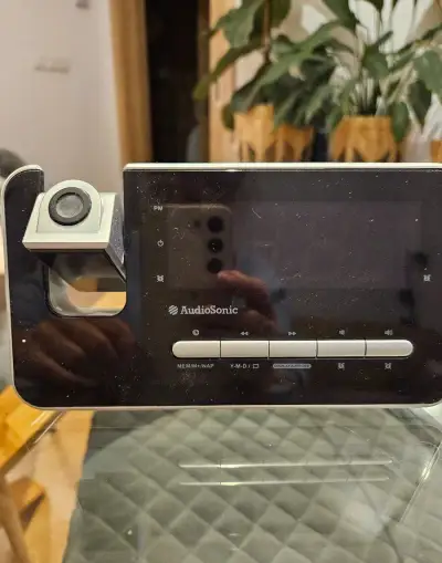 Budík s rádiem a projekcí hodin