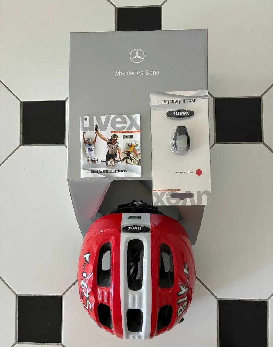 Mercedes Benz cyklistická přilba UVEX