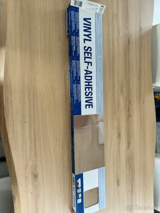 Samolepicí vinylová podlaha