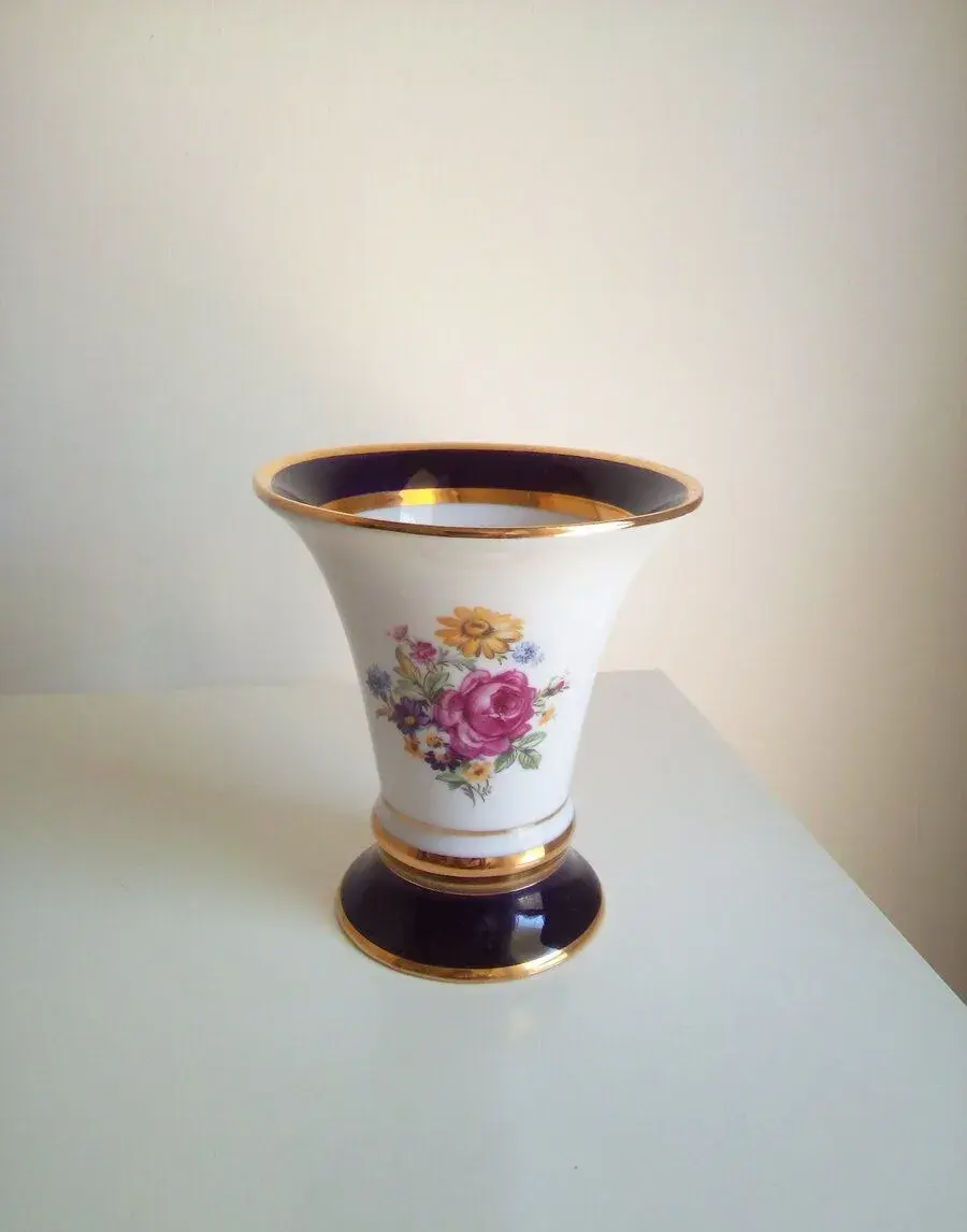 Vázička zn. Royal Dux ze 70. let