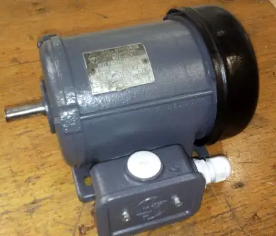 elektromotor patkový MEZ Mohelnice, třífázový, výkon 0,3kW