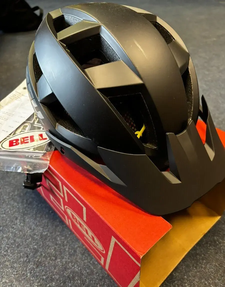 Helma BELL Spark 2 MIPS (Matte Black) – Jako nová, v záruce