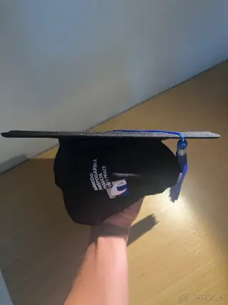 Čepice na promoci VŠE NF