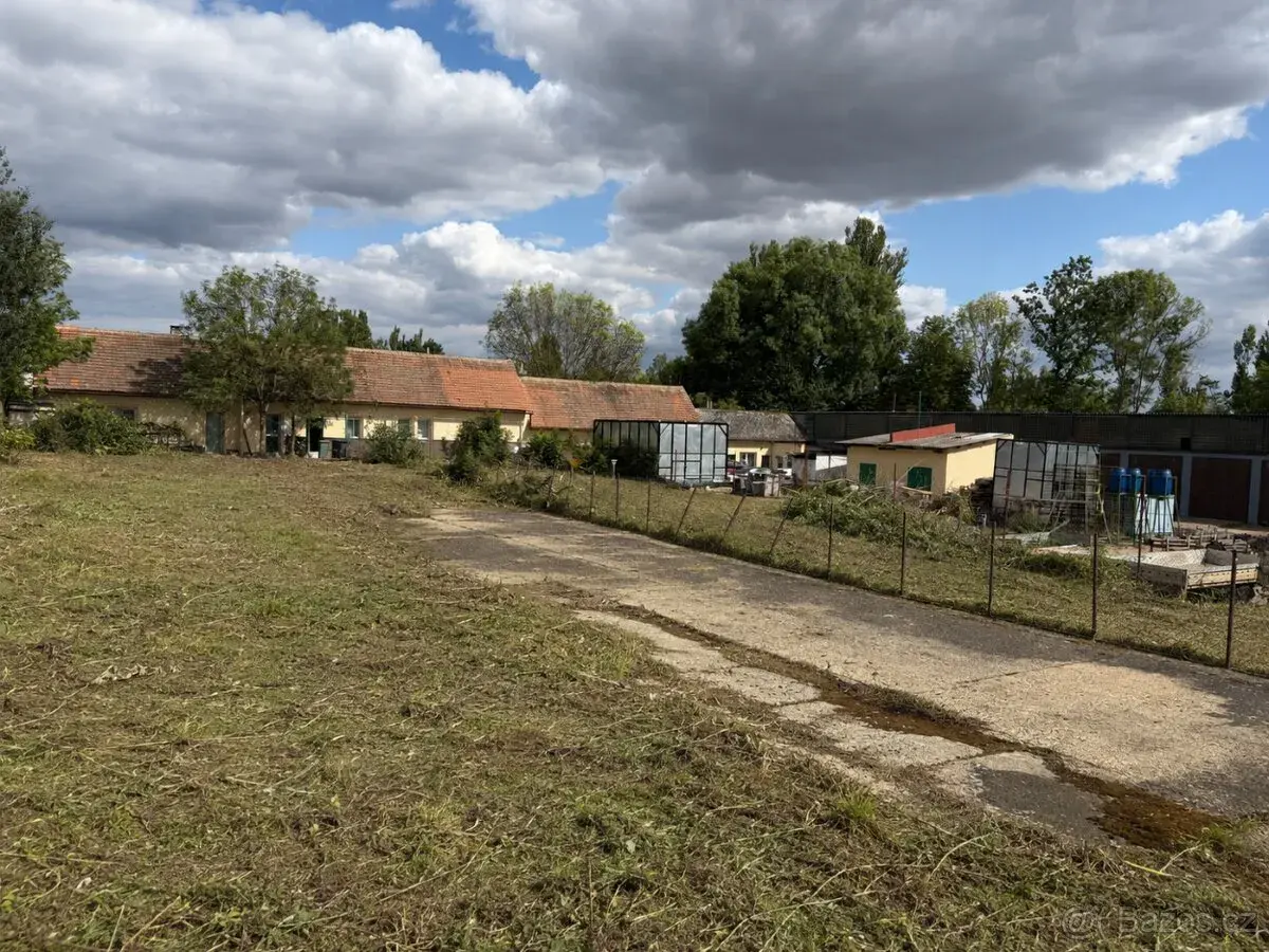 Pronájem 1500m2 venkovního prostoru v areálu v Hospozíně