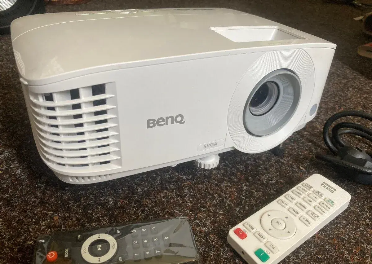 Projektor Benq s multidržákem a velkými repro