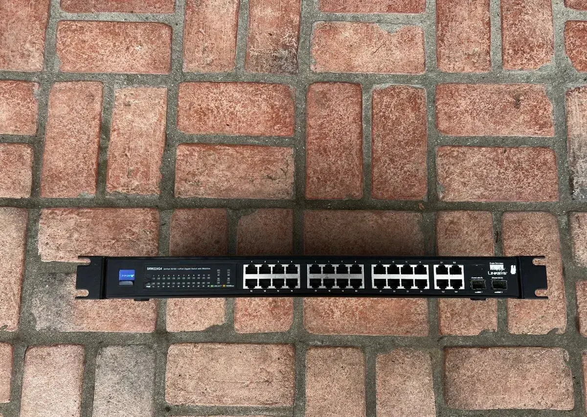 Switch Linksys SRW224G4 – 24 portů + 4x Gigabit