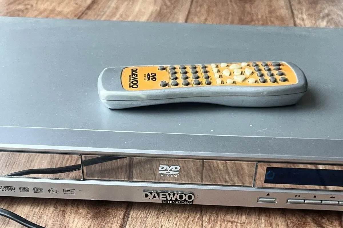 Daewoo DVD-9000S – plně funkční, s ovladačem