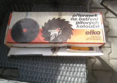 Starší přípravek na ostření pilových kotoučů.