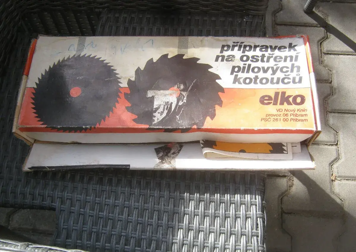Starší přípravek na ostření pilových kotoučů.