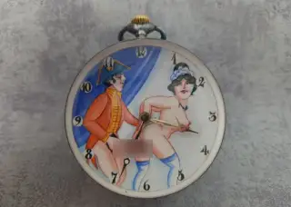 Hodinky OMEGA ve skleněné kouli – erotika