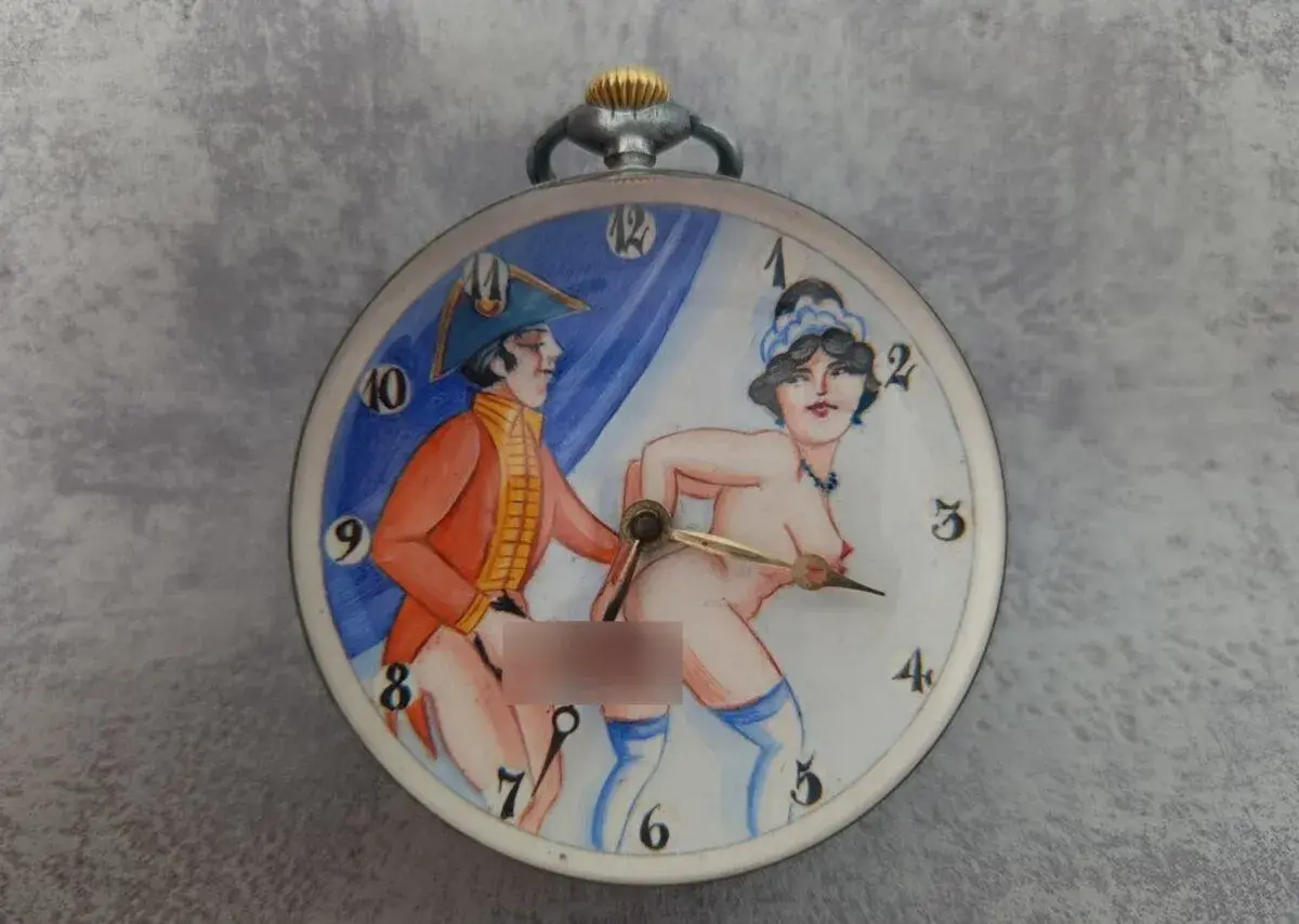Hodinky OMEGA ve skleněné kouli – erotika