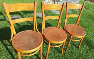 Starožitné židle Thonet / TON s reliéfním sedákem – 3 ks