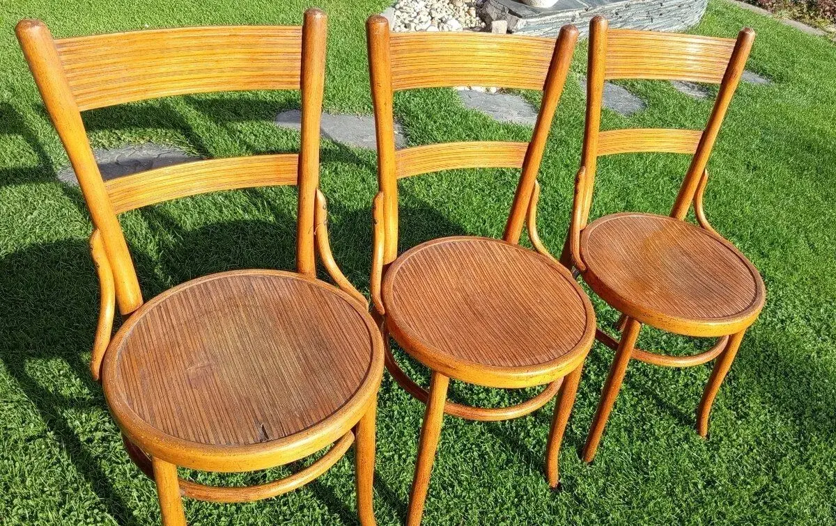 Starožitné židle Thonet / TON s reliéfním sedákem – 3 ks