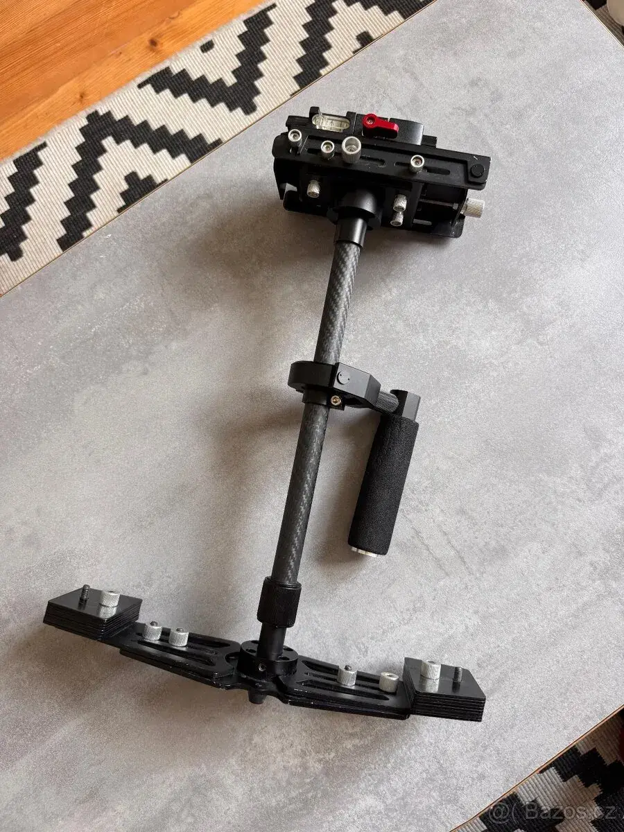 Karbonový mechanický stabilizátor (Steadicam) s mikroposuvem