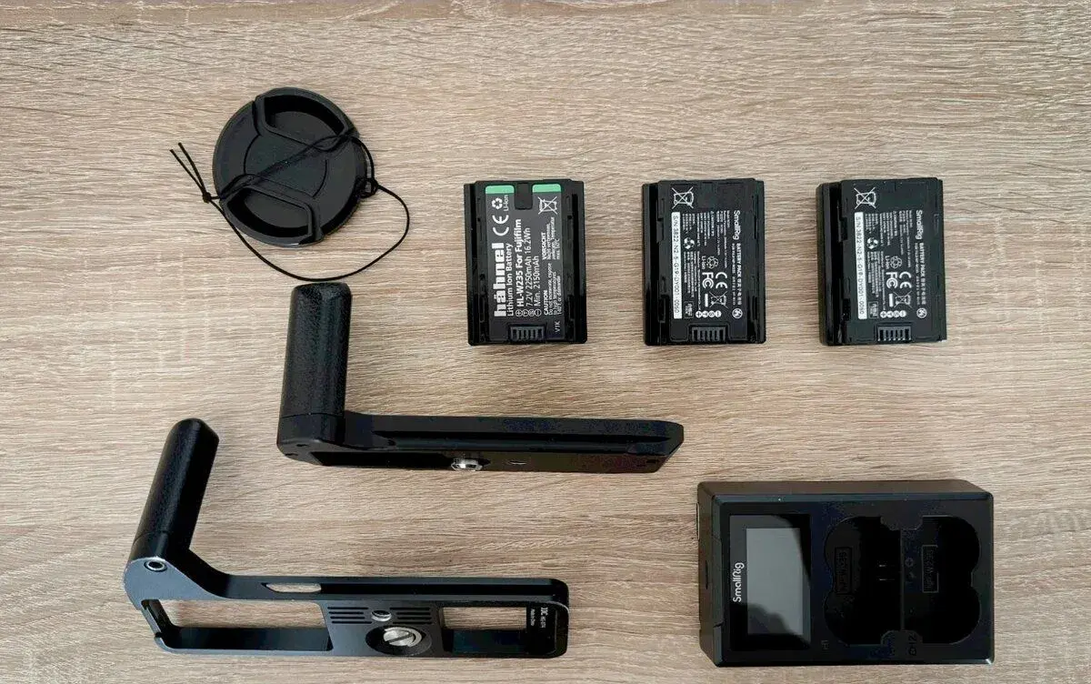 Příslušenství Fujifilm - akumulátory, nabíječka, gripy
