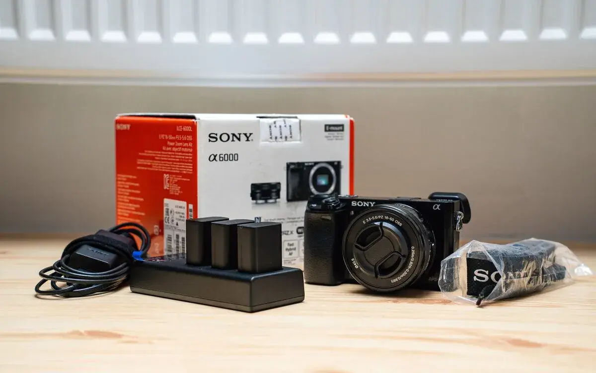 Sony A6000 + 16-50 mm + 3x baterie; Pěkný stav