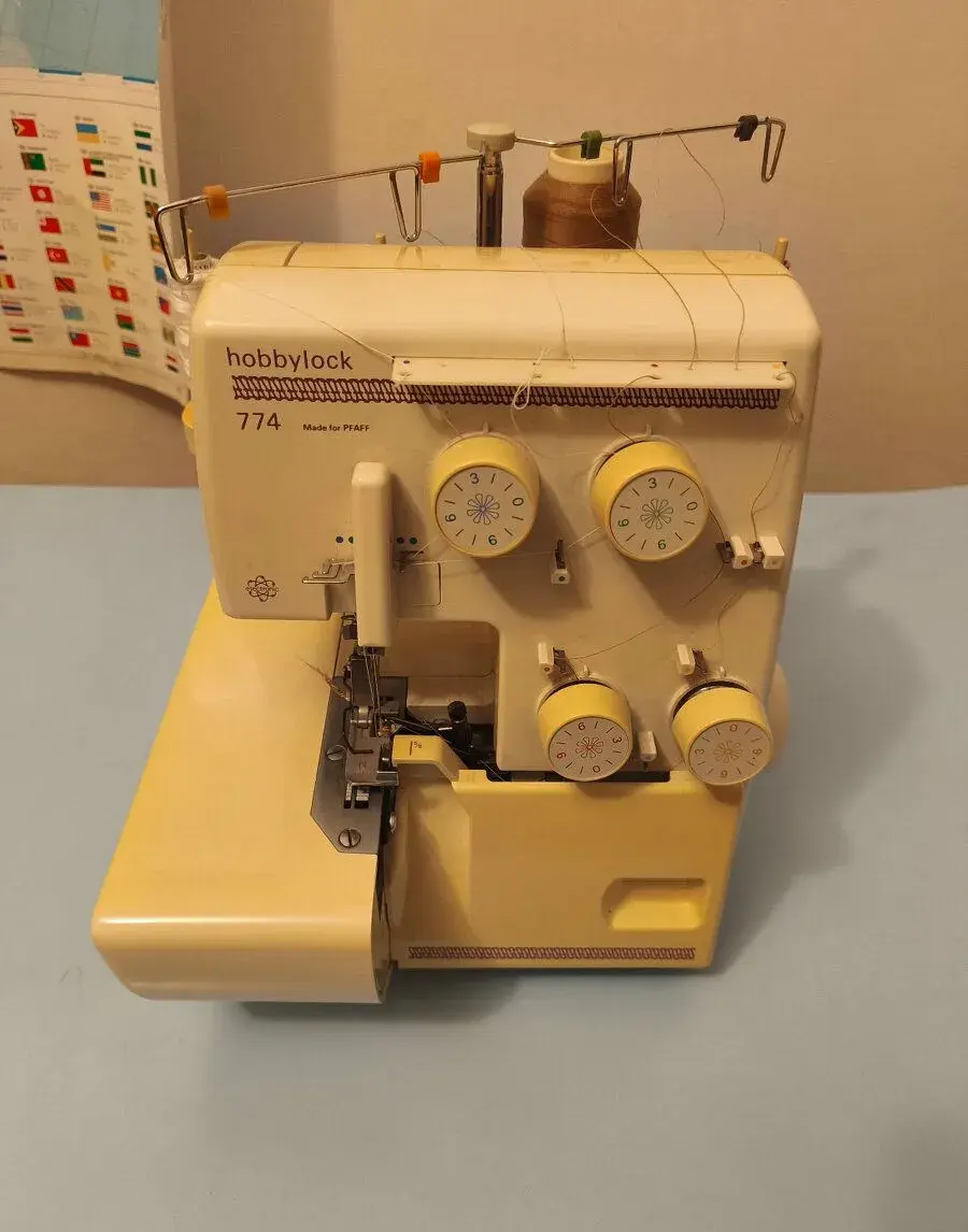 Pfaff Hobbylock 774 - domácí čtyřnitný overlock