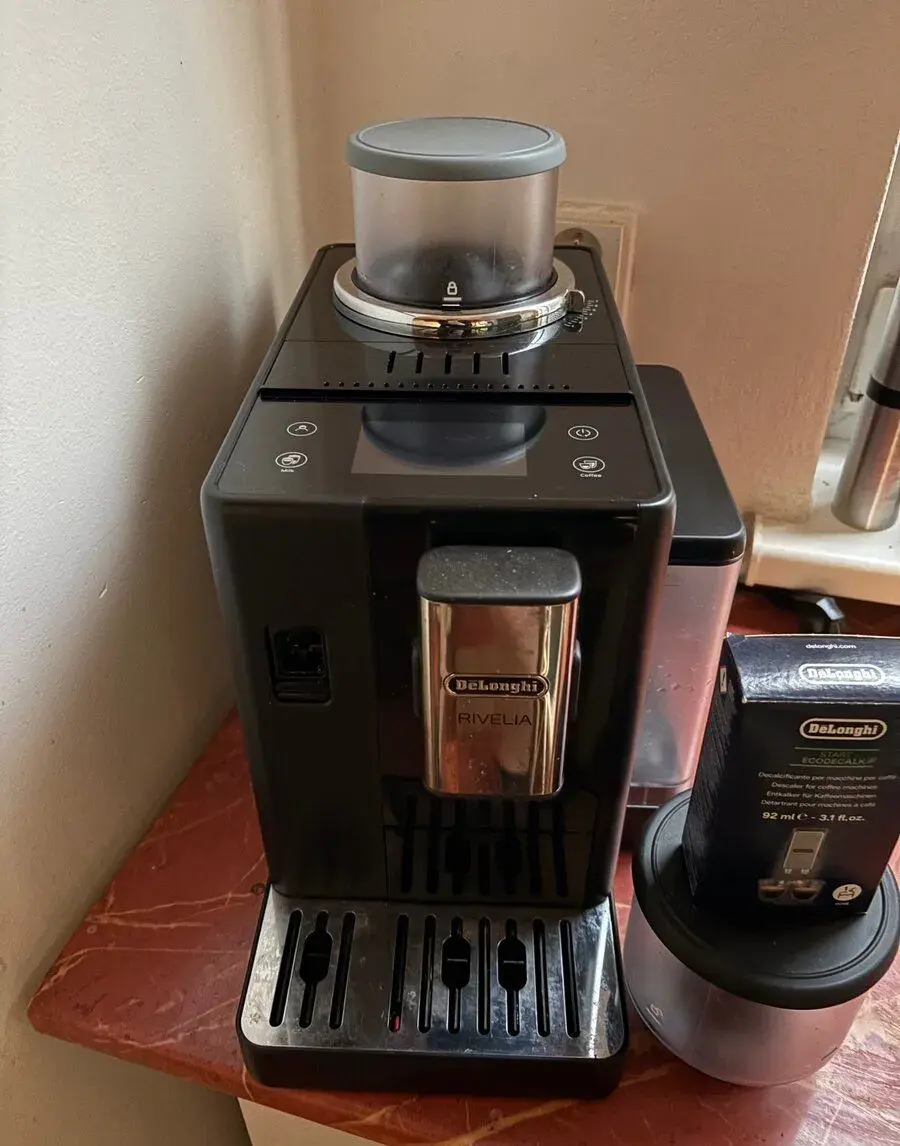 De’Longhi Rivelia EXAM 440.55.B – perfektní stav