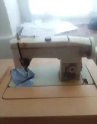 Šicí stroj lucznik rozbitý jen ten stroj bez ničeho.