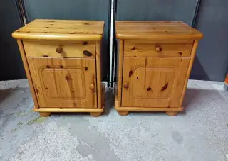 2 x hezké neční stolky z masivu
