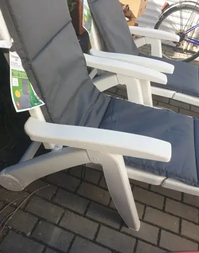 Zánovní plastová lehátka