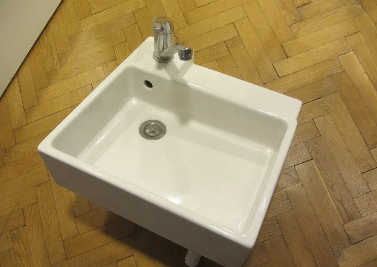 koupelnové čtvercové umyvadlo