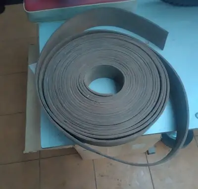 Zánovní plochý kožený řemen 90mm x 5mm x 15 m
