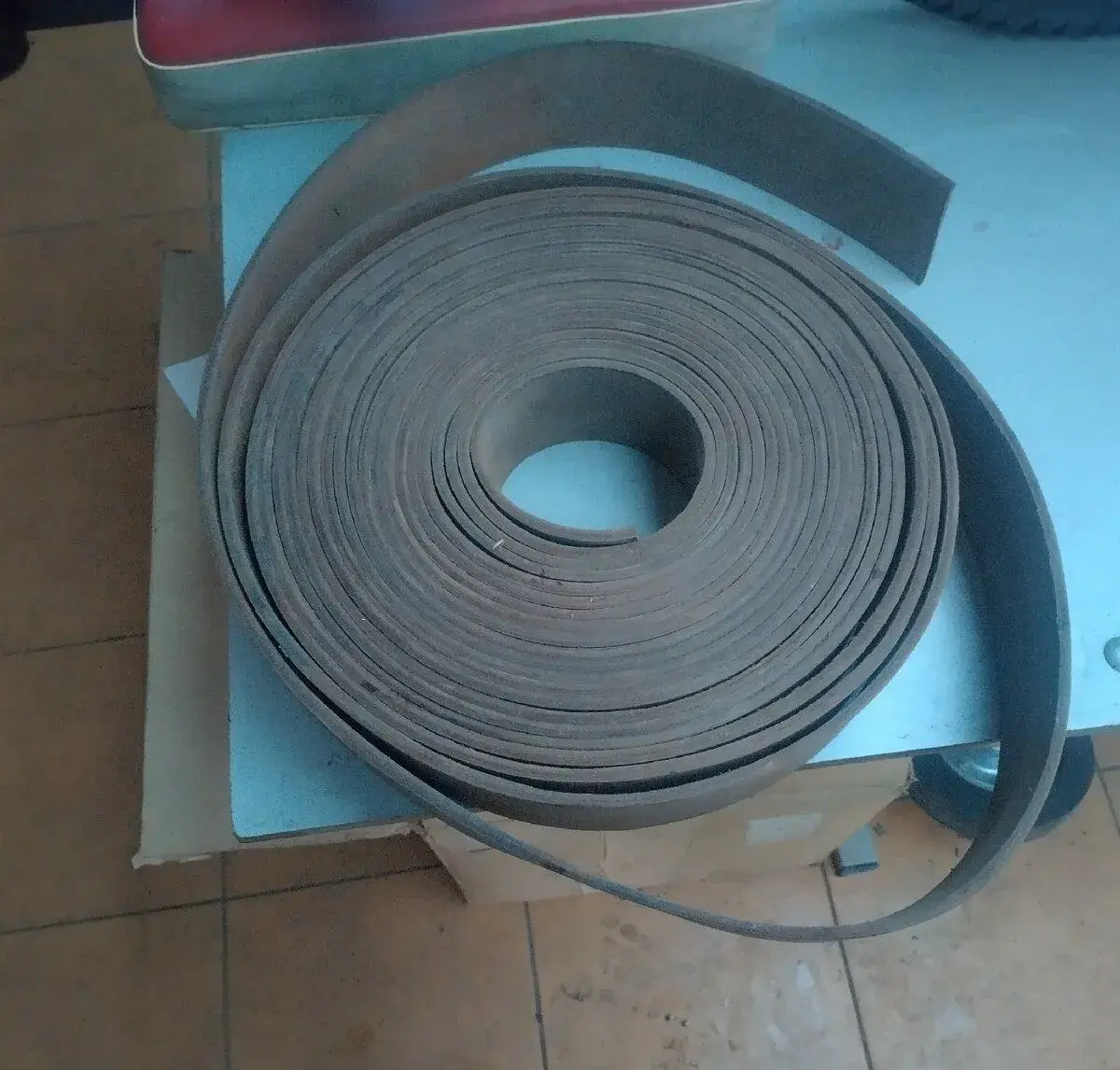 Zánovní plochý kožený řemen 90mm x 5mm x 15 m