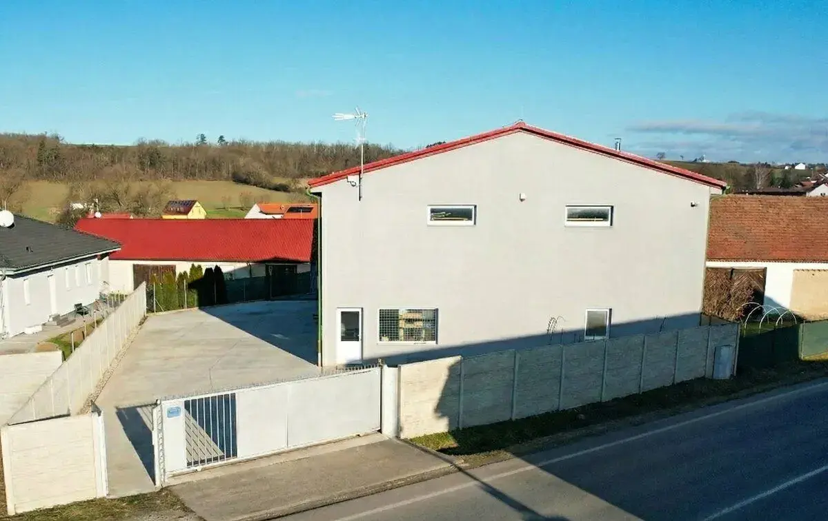 Obchod / sklad / servis 411 m² u Prahy (D5, Zličín 10 min)