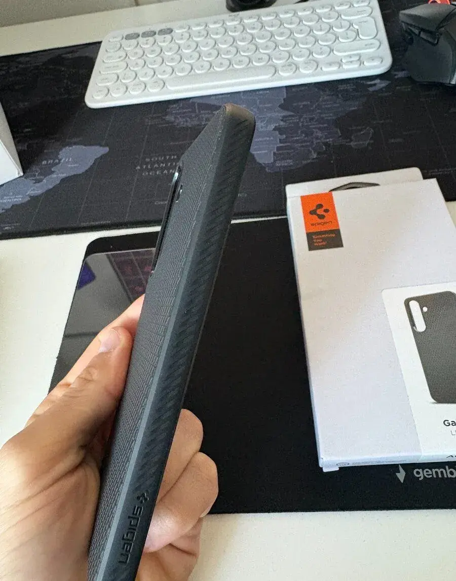 Pouzdro a ochranné sklo Spigen pro Samsung S25.