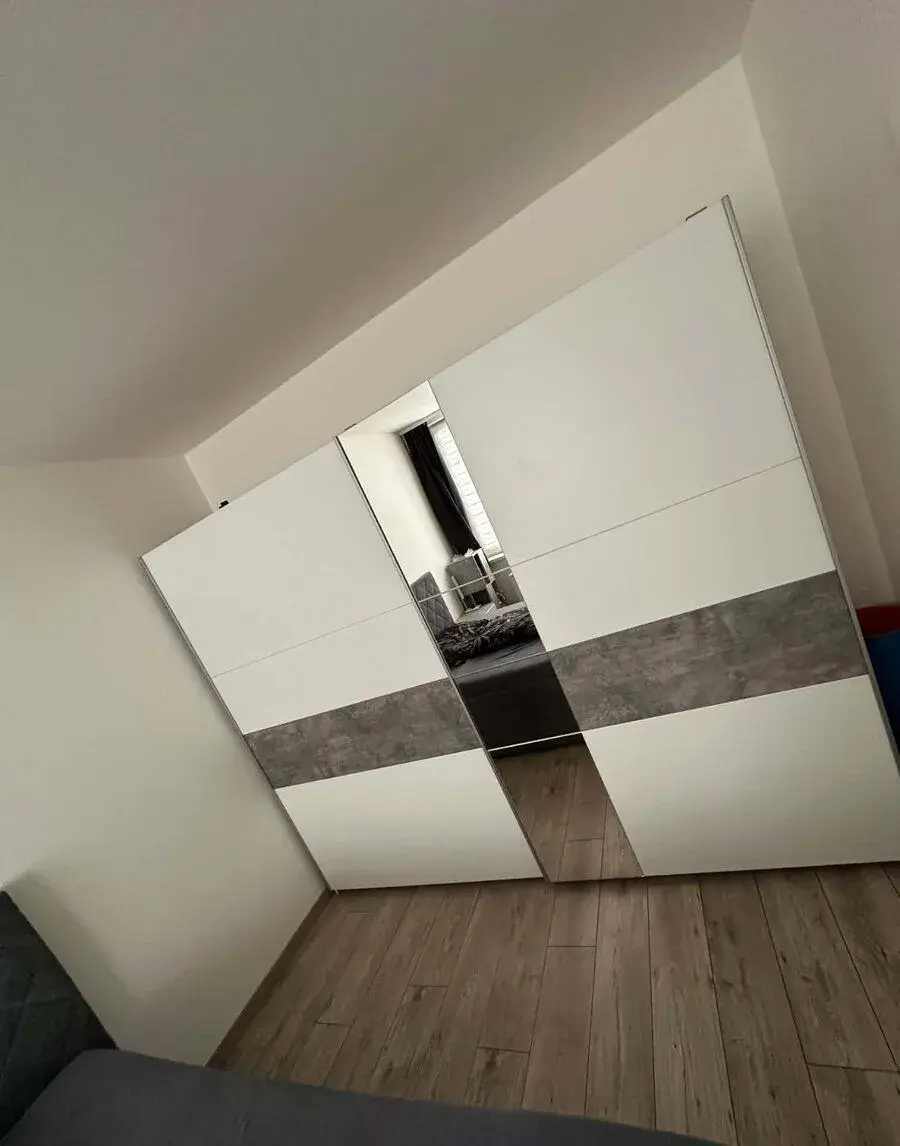 Posuvná šatní skříň do ložnice alpská bílá