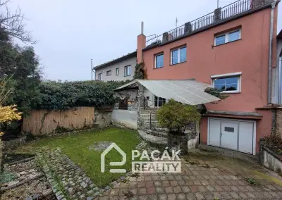 Pronájem rodinného domu 5+kk + ateliér v podkroví, s garáží