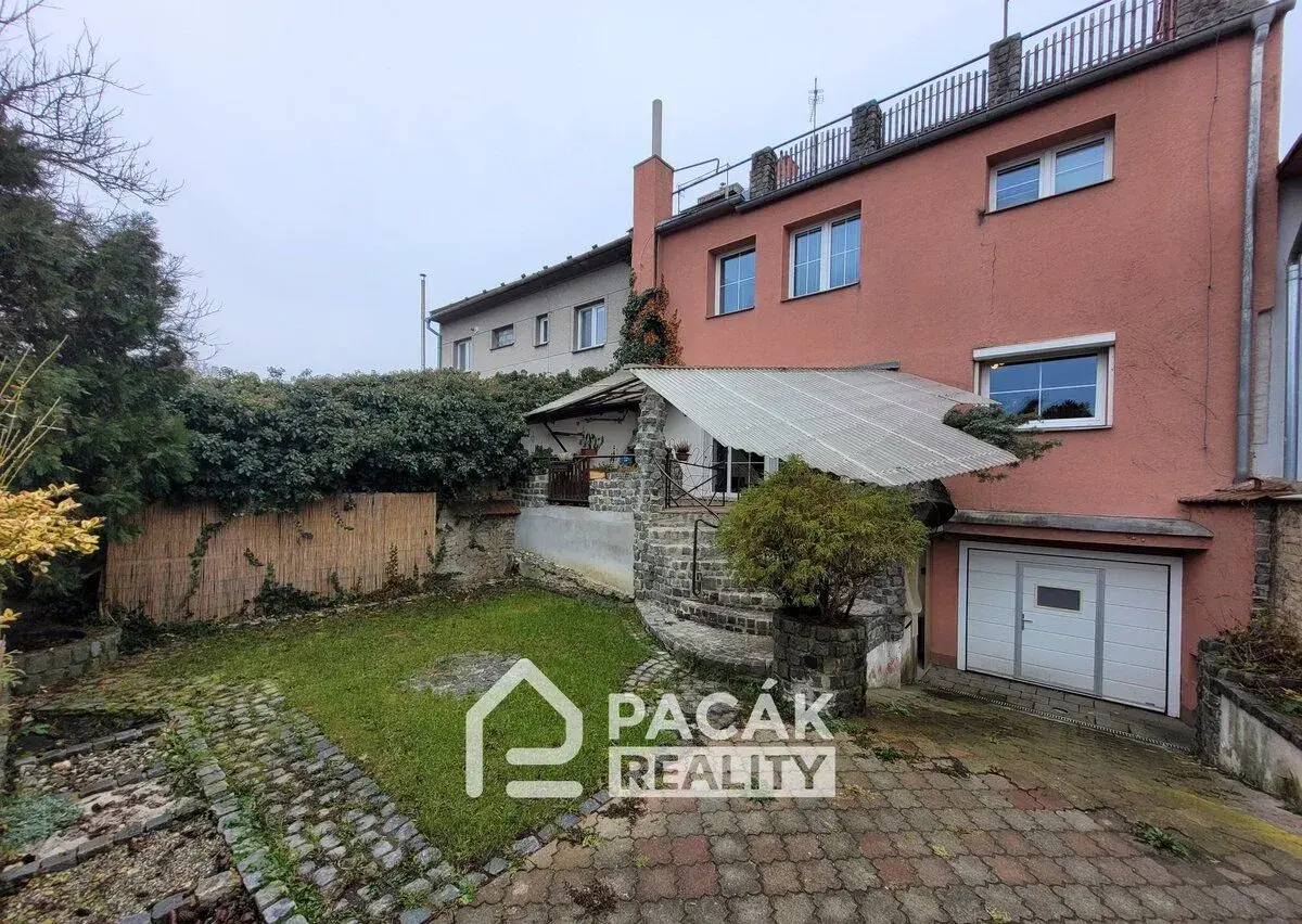 Pronájem rodinného domu 5+kk + ateliér v podkroví, s garáží