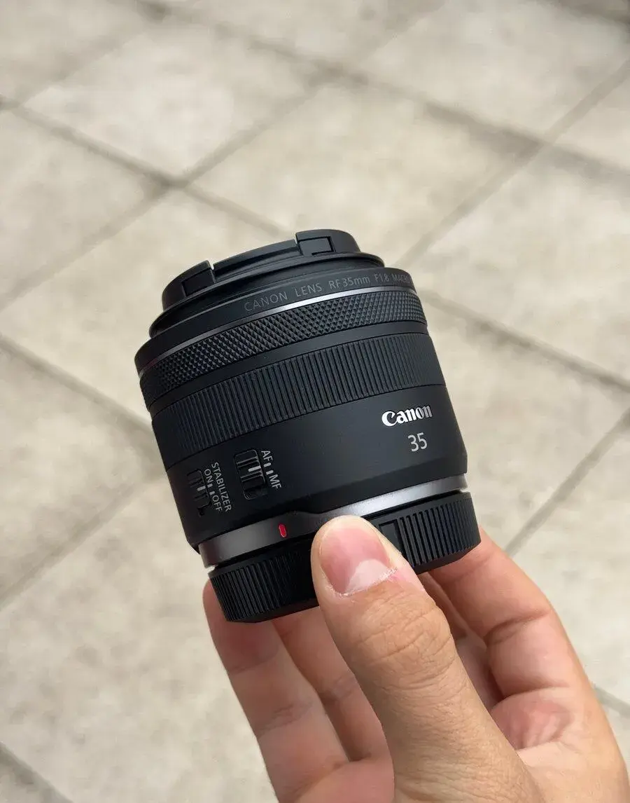 Canon RF 35mm f/1.8 Macro IS STM