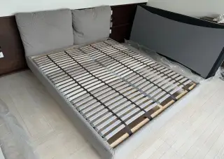 Čalouněná postel IKEA SÅGESUND 160×200 cm + lamelový rošt