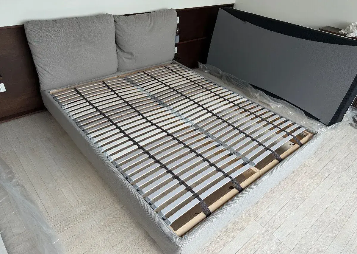 Čalouněná postel IKEA SÅGESUND 160×200 cm + lamelový rošt