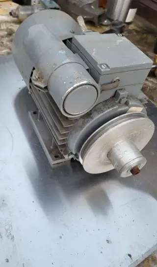 Elektromotor 1,1 kW, 2830 otáček, 220 V