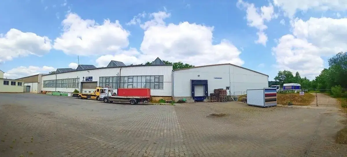 Prodej areálu, sklady 2150 m2, pozemek 8242 m2. BEROUNSKO