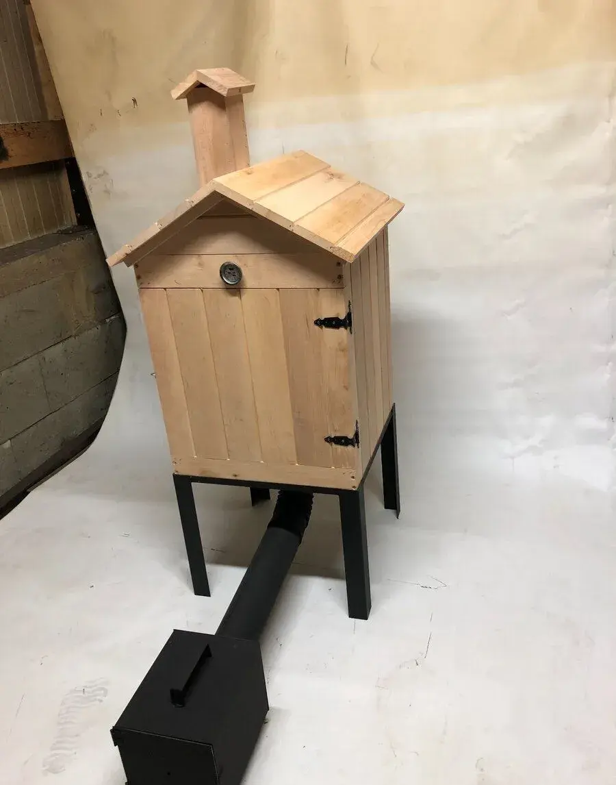 Dřevěná zahradní udírna z OLŠE 50x50x60 + topeniš