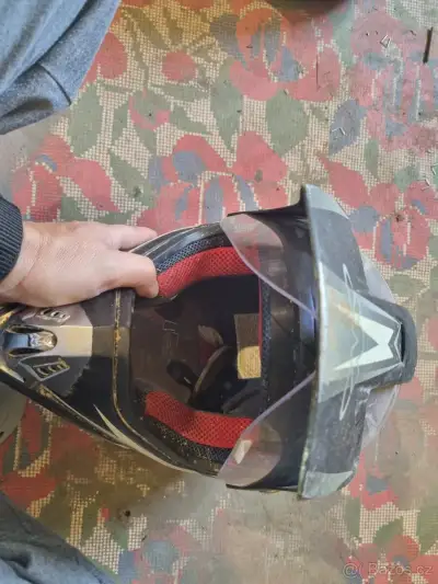 Přilba s plexim