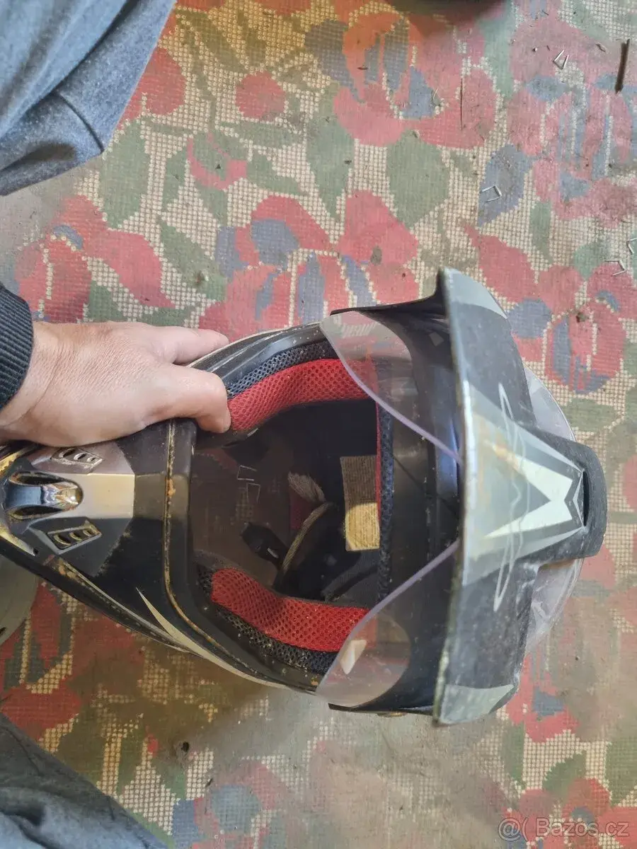 Přilba s plexim