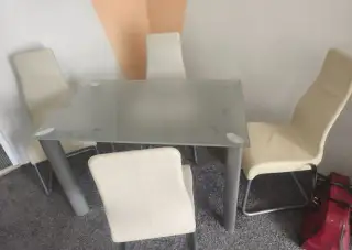 Skleněný jídelní stůl s židlemi